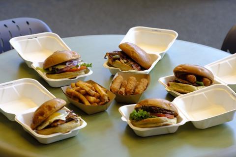 Burgers from 工匠新鲜 in their to-go boxes